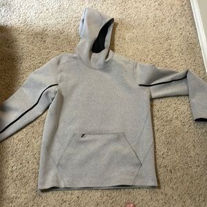 Mens XL lulu lemon hoodie. Really comfy and warm just doesn’t fit me well.